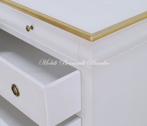 Wooden bedroom chest of drawers with white finish and gold leaf profiles